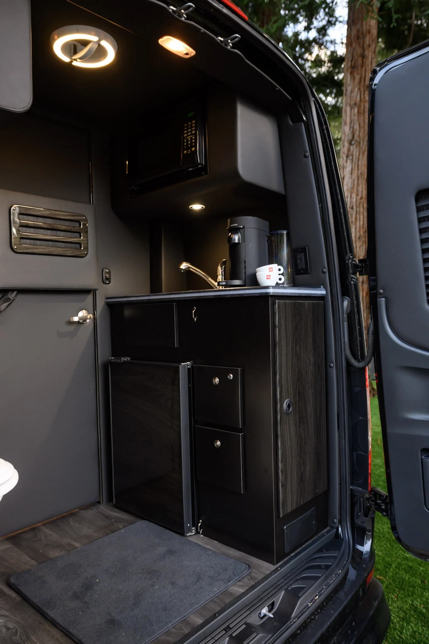 Travel longer distances in total comfort with a private onboard restroom — a premium amenity that sets MIOR apart for Sacramento and Central Valley transfers.